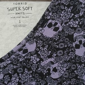 Torrid Skulls and Flowers super soft knit top sz1